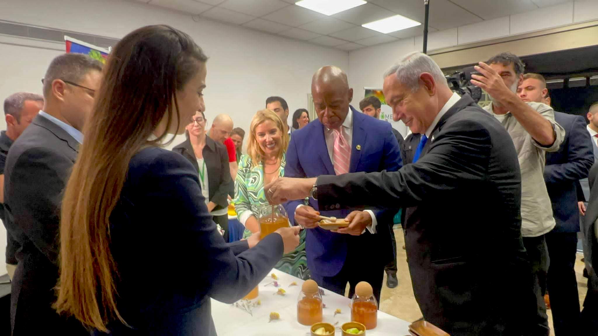 Israeli Prime Minister and NYC Mayor Adams taste Bee-io’s honey
